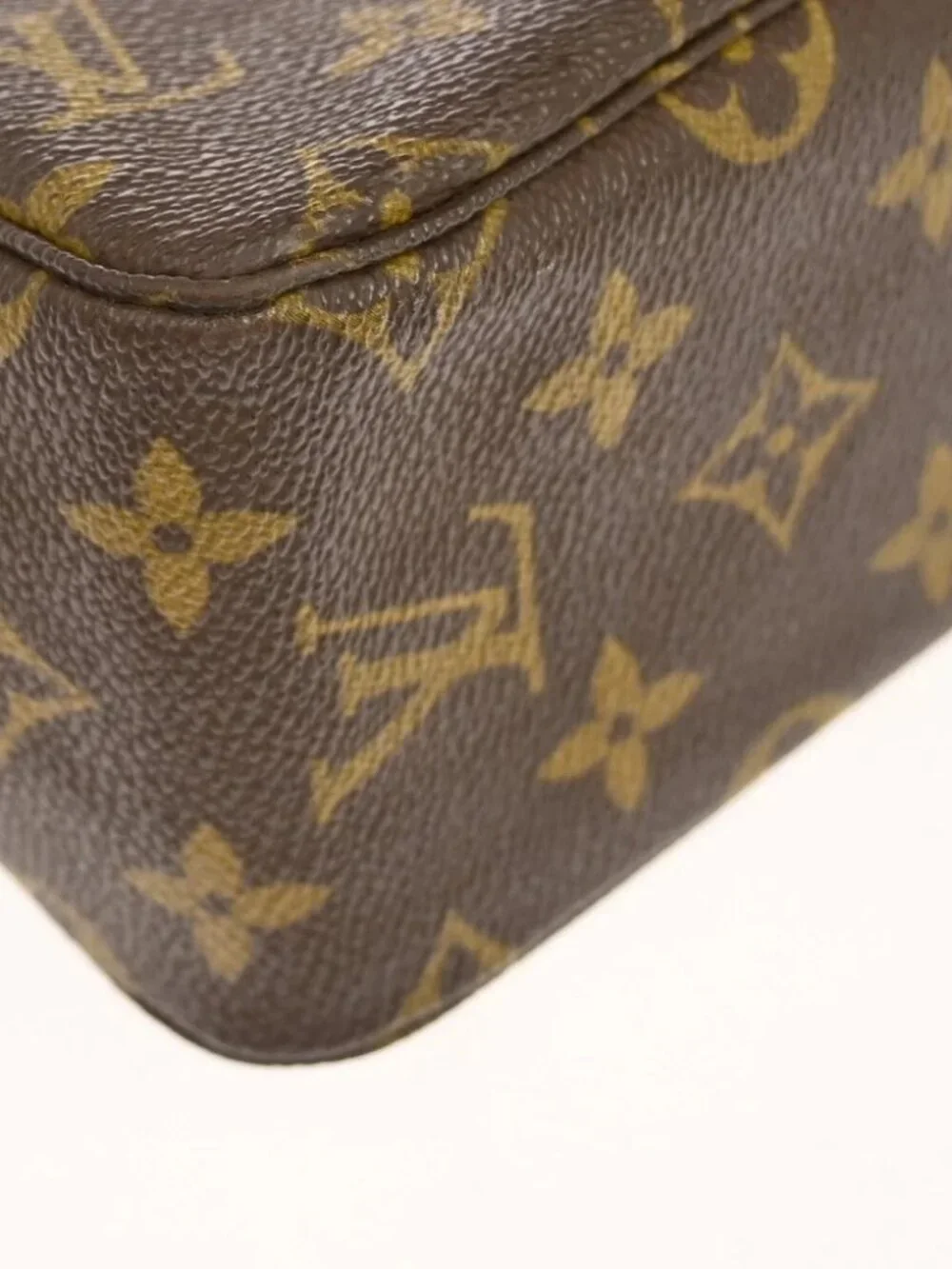 LOUIS VUITTON TROUSSE TOILETTE 28 COSMETIC POUCH